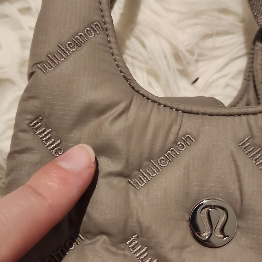 Lululemon Quilty Pleasures Phone Crossbody - Picture 5 of 10